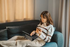 Jak zmierzyć wpływ reklamy internetowej na świadomość marki?